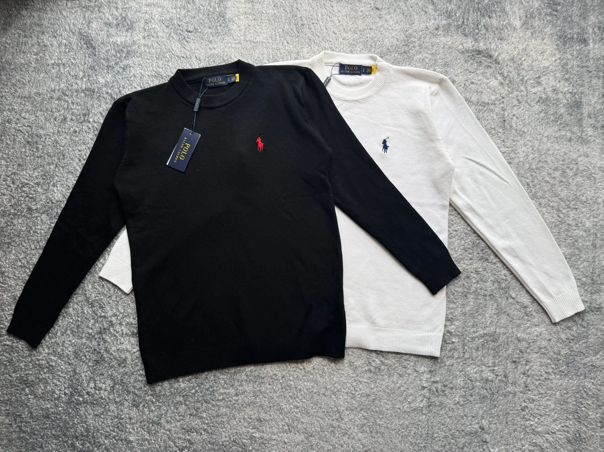 P180 Polo Ralph solid color logo embroidered knitted long-sleeved sweater ✅ Great texture: knitted fabric, soft and waxy to the touch, very comfortable to wear next to the body, and very warm. It is suitable for wearing alone in the winter in the south or as a base layer in the north. ✅ Slimming version: The round neck design is classic and durable, and will not look bloated. Instead, it has a slimming effect and is friendly to all body types. ✅Versatile and practical: Whether it is worn with suit pants for commuting or jeans for leisure, it can be easily worn, and one piece can be used for several pieces! ✅Pony embroidery is simple yet a little refined!  Color: Black White Size M L